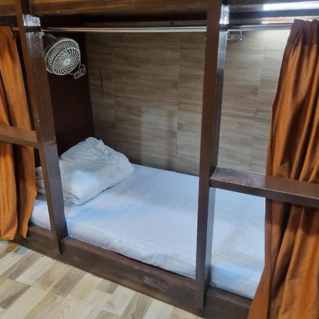 Unibed Dormitory Mumbai Exterior photo