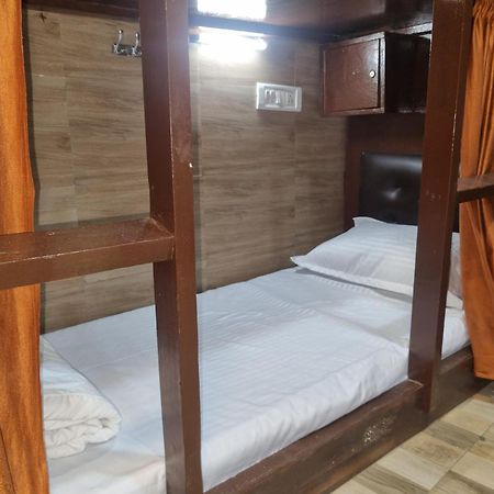Unibed Dormitory Mumbai Exterior photo