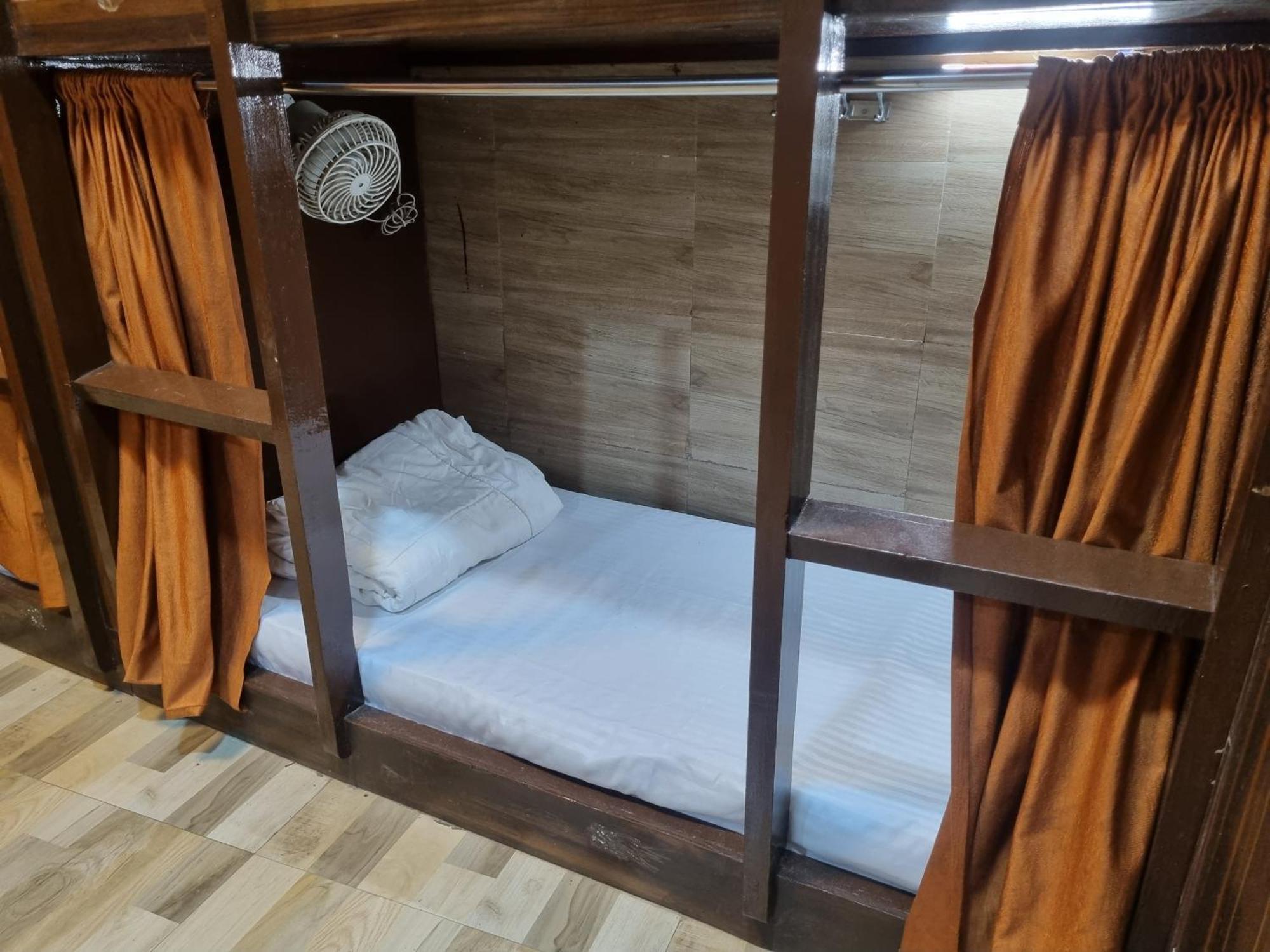 Unibed Dormitory Mumbai Exterior photo