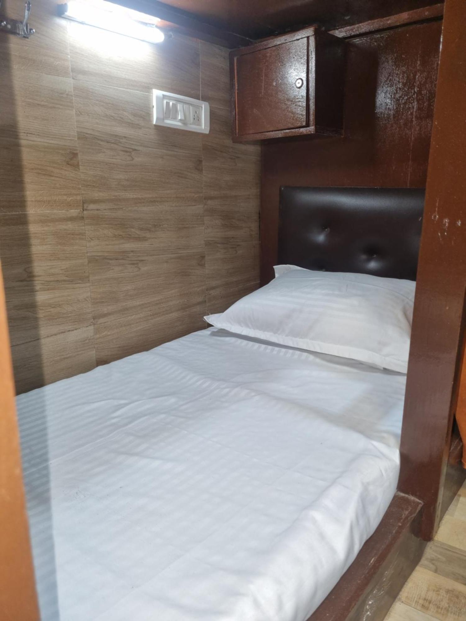Unibed Dormitory Mumbai Exterior photo