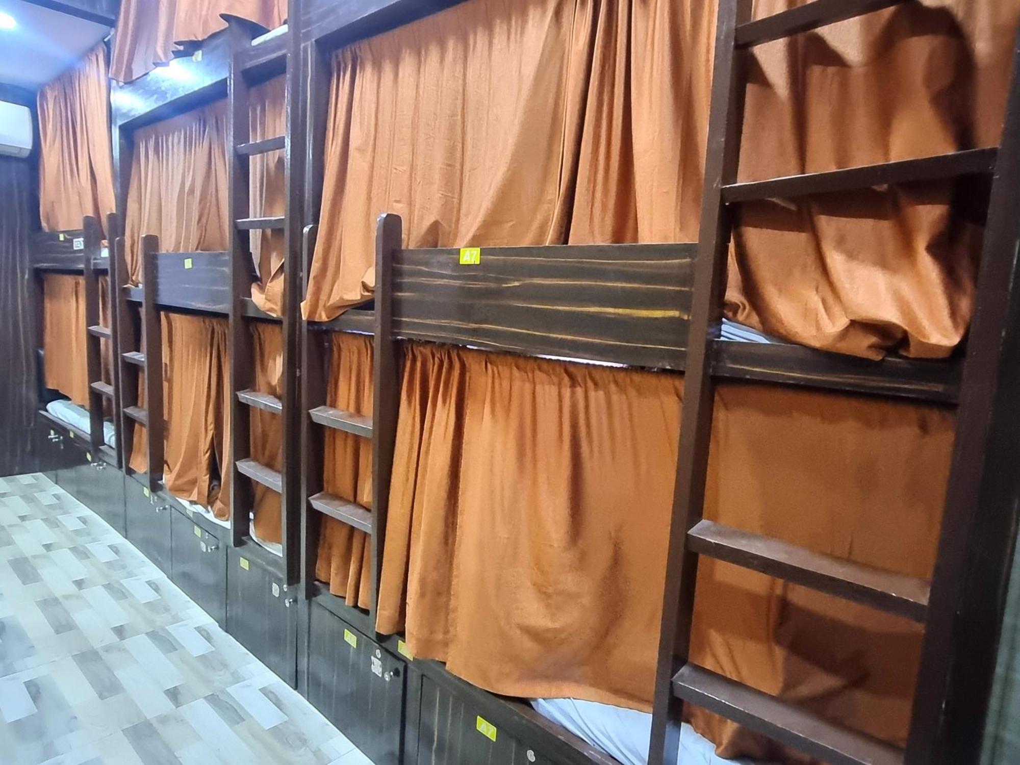Unibed Dormitory Mumbai Exterior photo