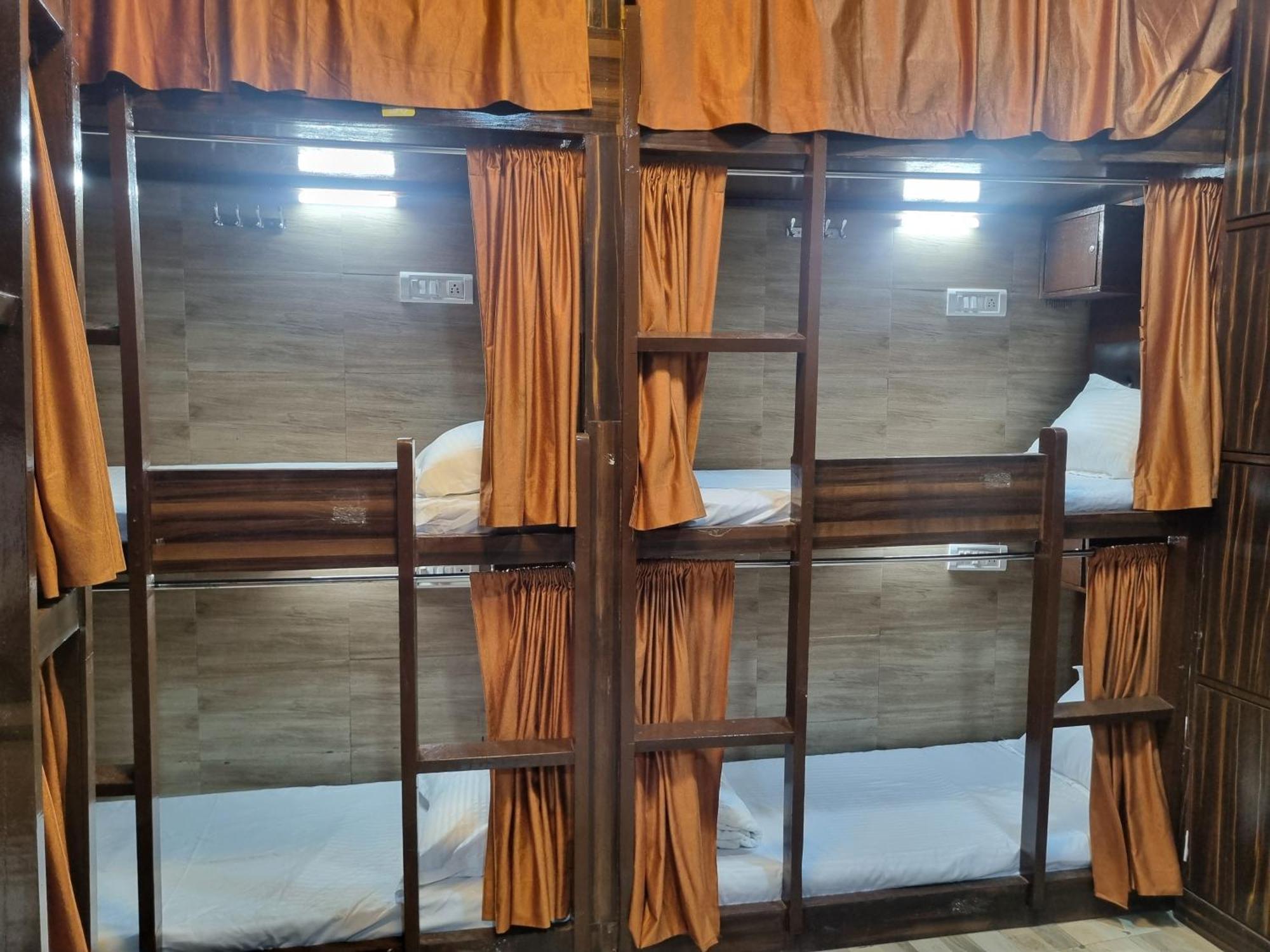 Unibed Dormitory Mumbai Exterior photo