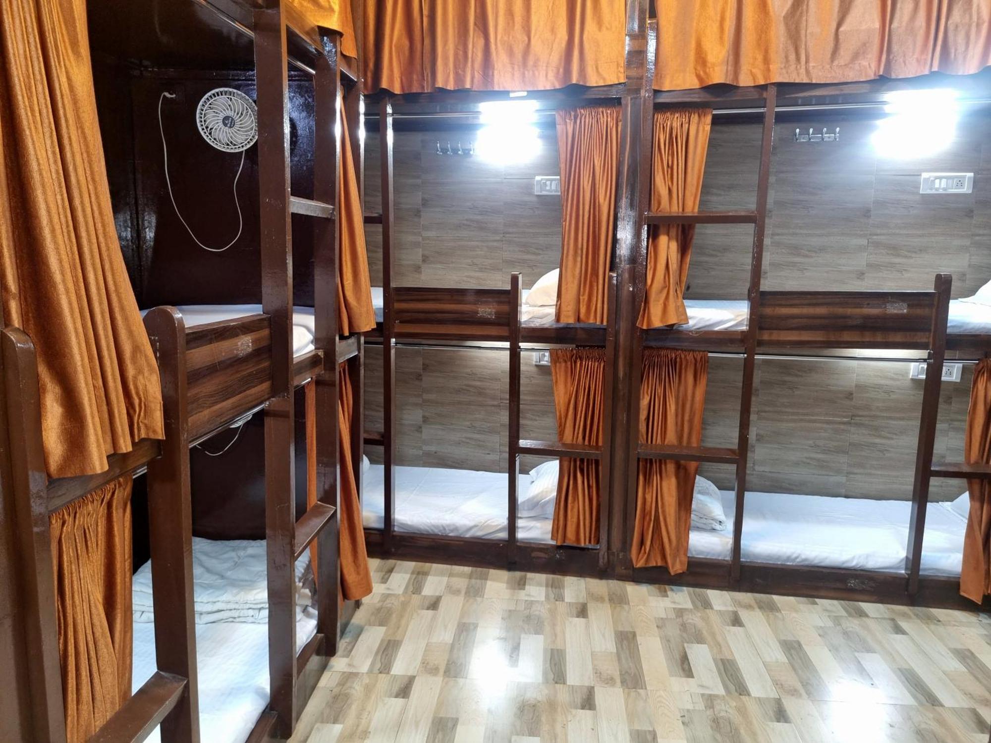 Unibed Dormitory Mumbai Exterior photo