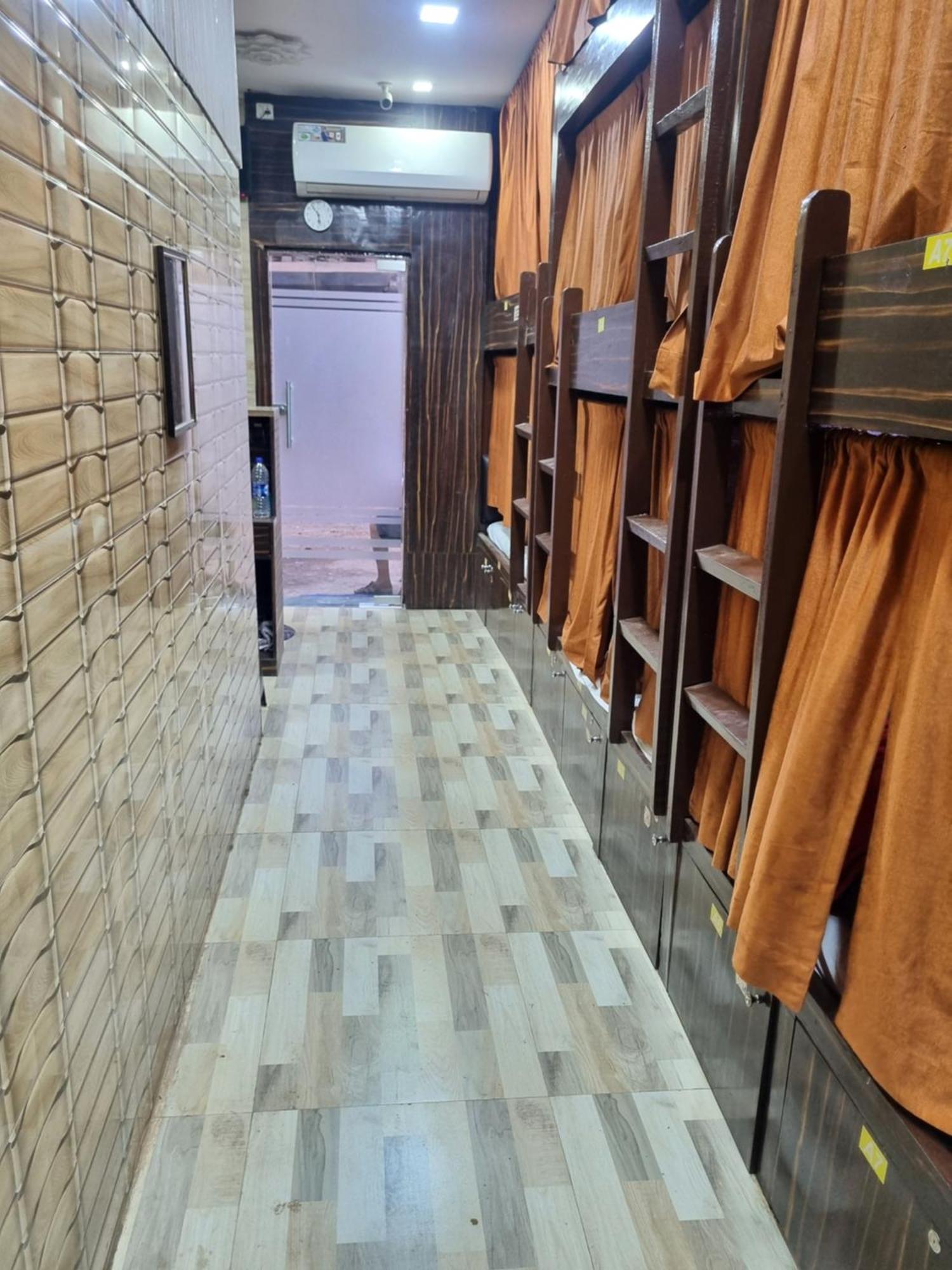 Unibed Dormitory Mumbai Exterior photo
