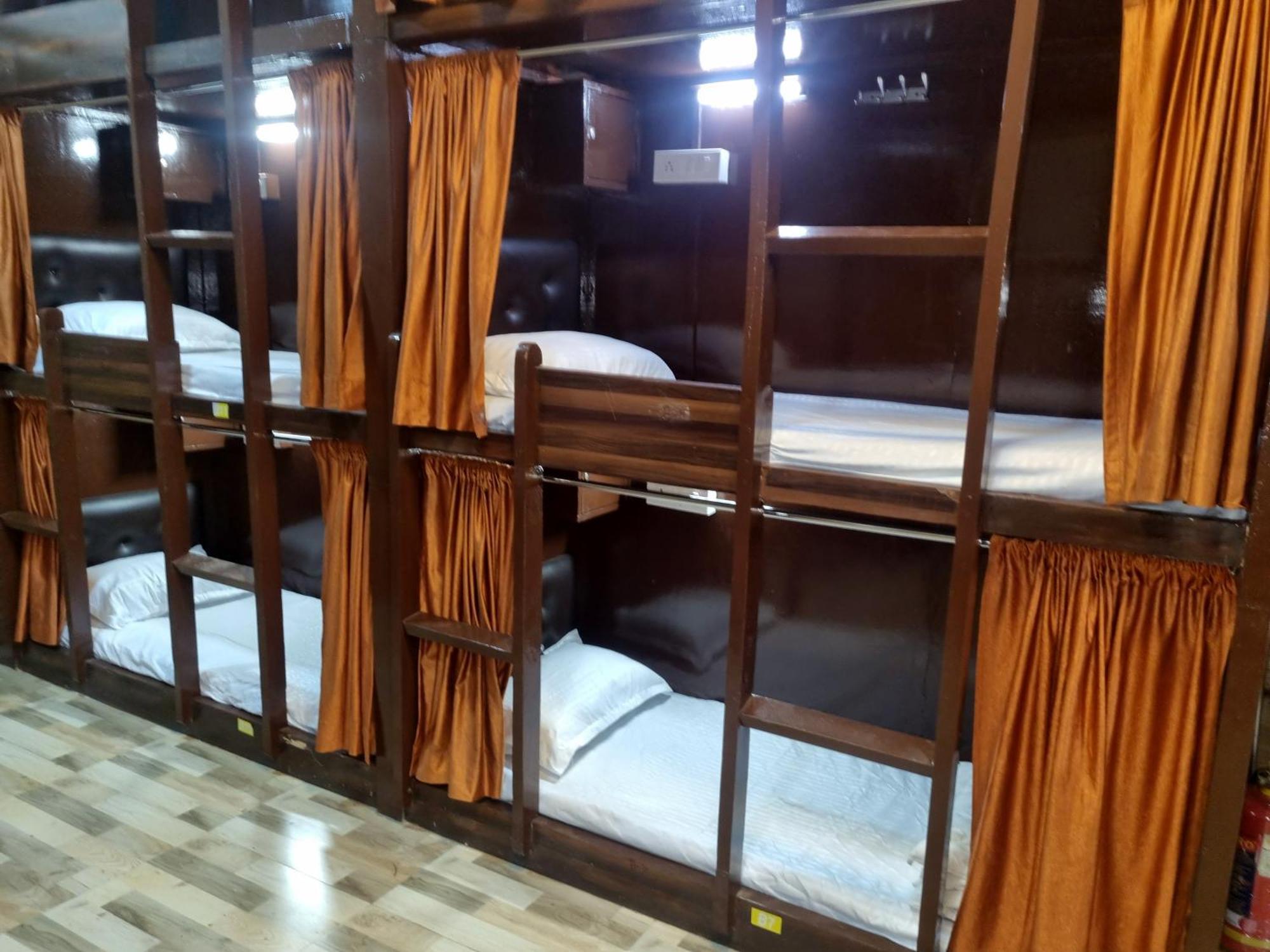 Unibed Dormitory Mumbai Exterior photo